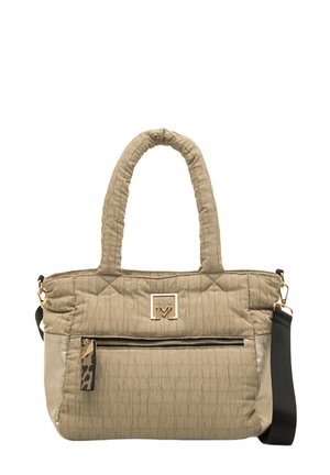 Sac matelassé beige avec doubles poignées, quincaillerie dorée, poche avant zippée et accent léopard. Comprend une bandoulière noire amovible.