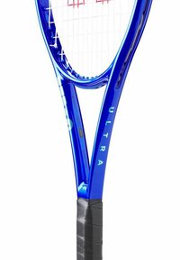 Blauwe tennisracket met een glanzende afwerking, voorzien van een gestructureerde zwarte grip, witte snaren en merk- en specificatiemerkingen.