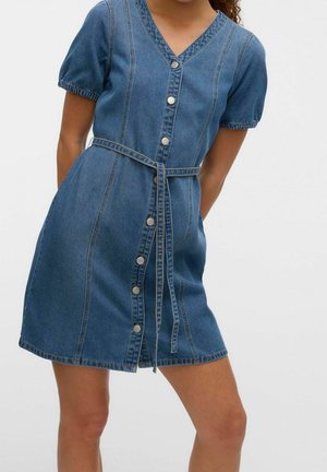 Vaaleansininen denimmekko, jossa on V-aukko, lyhyet pussihihat, napit edessä ja vyötäröllä vyö, pystysuorat ompelut yksityiskohtina.
