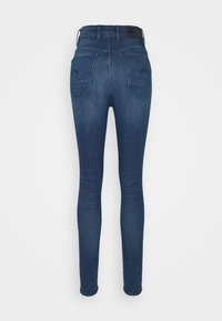 Slim-fit mörkblå denimjeans med midja som sitter på höften, har en ok-design, två bakfickor och en slät yta.