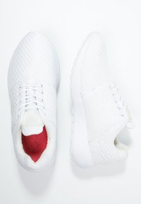 Le Temps Des Cerises Sneakers - white