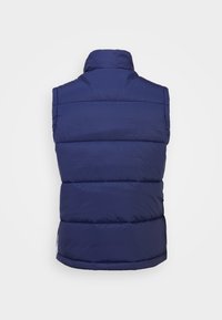 Mörkblå pufferväst med hög krage, horisontellt kviltad design och utan ärmar. Slät textur med rundad nederkant och sidodetaljer.
