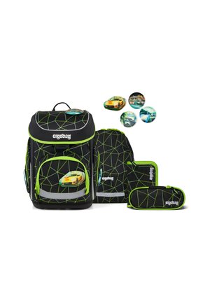 Sac à dos noir avec un motif géométrique vert, présentant un graphisme de voiture. Comprend une trousse à crayons assortie et une pochette. Accents réfléchissants présents.