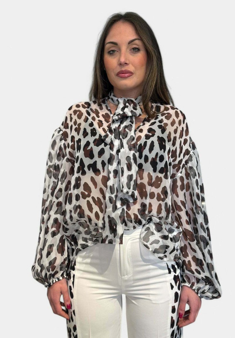 Blusa trasparente con maniche lunghe, motivo animalier leopardato in tonalità di marrone e nero, con colletto a fiocco e maniche voluminose.