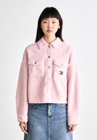 Tommy Jeans BADGE OVERSHIRT - Žieminė striukė - ballet pink