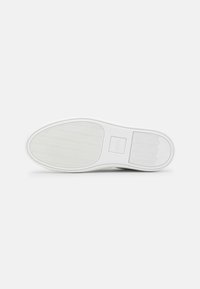 Sole bianca da sneaker con un motivo testurizzato per la presa e un sottile dettaglio di branding. Forma liscia e arrotondata con un fondo piatto per la stabilità.