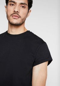 Pier One - Jednoduché tričko - black - 4
