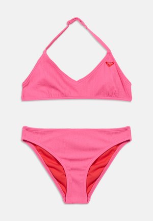 Bikini roz texturat, format din două piese, cu sutien triunghiular cu bretea ajustabilă la gât și slip cu talie joasă asortat.
