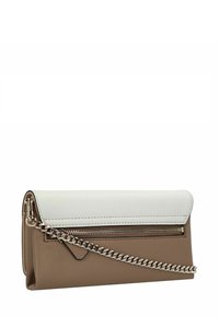 Beige und weiße strukturierte Clutch mit einer silbernen Kettenriemen, vorderer Reißverschlusstasche und gefaltetem Klappenverschluss auf einem weißen Hintergrund.