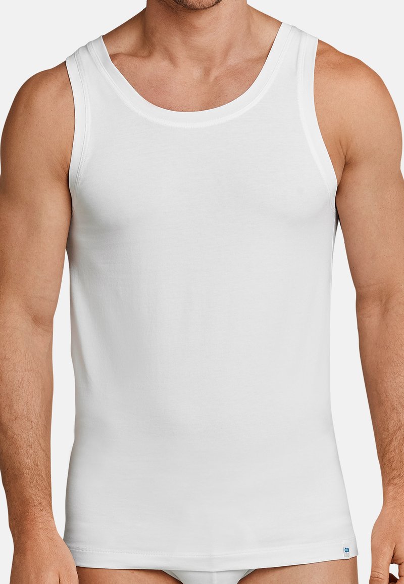 Hvid bomulds tanktop med rund halsudskæring og brede skulderstropper, der har en tætsiddende pasform og glat tekstur. Lille logo ved kanten.