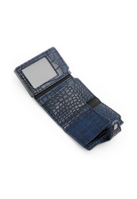 Granatowy portfel z tłoczeniem w krokodylą skórę, z zamkiem błyskawicznym, z przezroczystą kieszonką na identyfikator i gładką podszewką. Teksturowany zewnętrzny akcent.