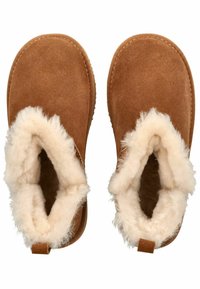 Bruine suède slippers met nepleren voering en rand. Rond gevormd, platte zool en achterlus voor eenvoudig aantrekken. Gezellige binnenvoering is zichtbaar.