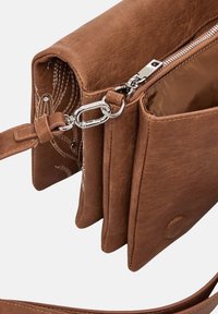 Borsa a spalla in pelle marrone con più scomparti, zip argentata e modelli di cucitura decorativa. Inclusa tracolla regolabile.