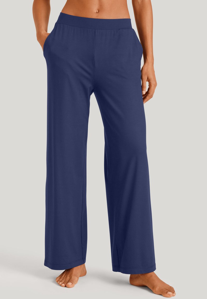 Marineblauwe broek met brede pijpen, gemaakt van zachte stof, met een elastische tailleband en zijzakken, met een gladde textuur en losse pasvorm.