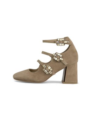 Scarpa in camoscio beige con punta affusolata, tre cinturini decorativi con dettagli in cristallo e un tacco largo con finiture metalliche.