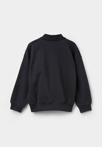 Dunkelmarineblauer Sweatshirt mit Rundhalsausschnitt und lockerer Passform, gerippten Bündchen und Saum. Weicher Textil, keine sichtbaren Logos oder Muster, schlichte Rückansicht.