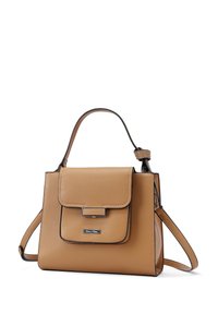 Borsa in pelle color tan con chiusura a patta e hardware in argento. Presenta una maniglia superiore e una tracolla regolabile, con una texture liscia e un design minimalista.