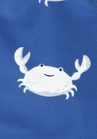 Ilustración de un cangrejo de dibujos animados blanco sobre un fondo azul, con un cuerpo redondo, grandes pinzas y una expresión facial simple con dos ojos.