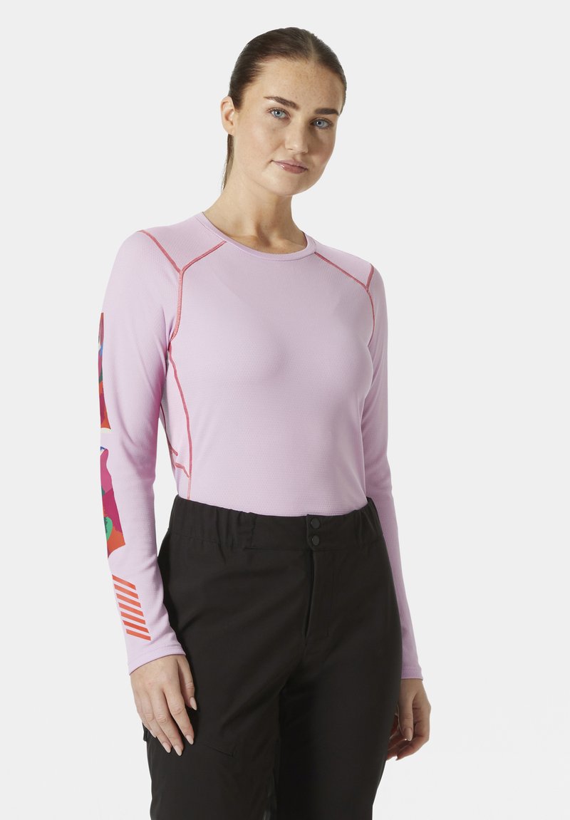 Camisa atlética de manga larga en rosa claro con costuras rojas en contraste, que presenta acentos coloridos y estampados en una manga y un diseño ajustado.