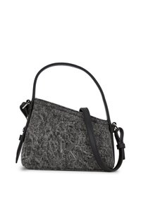 Μαύρη και γκρίζα τσάντα χειρός από tweed με τριγωνικό σχήμα, μαύρες δερμάτινες λεπτομέρειες και λογότυπο μπροστά. Περιλαμβάνει ρυθμιζόμενο λουρί.