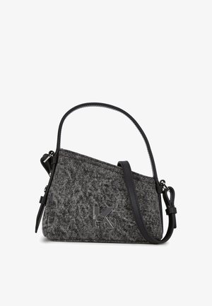 Čierna a šedá tweedová kabelka s trojuholníkovým tvarom, čiernymi koženými akcentmi a detailom loga na prednej strane. Súčasťou je nastaviteľný remienok.