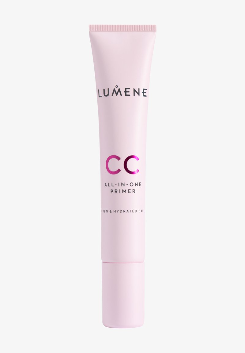 Tube de base Lumene CC tout-en-un de couleur rose clair avec des lettres rose foncé, étiquetée comme un produit de soin de la peau base uniforme et hydratée.