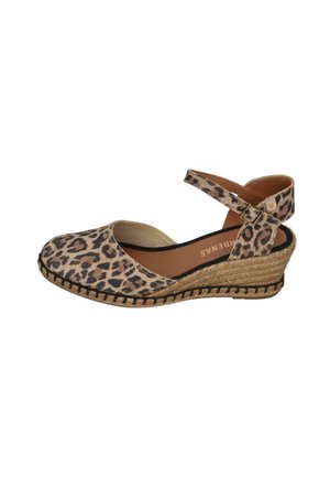 Keilabsatz-Espadrillesandale mit Leopardenmuster-Stoff, Knöchelriemen mit Schnalle, gewebter Jutemittelsohle und geschlossenem Zehendesign.