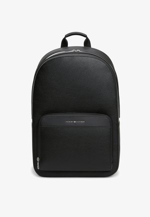 Czarny teksturowany skórzany plecak z przednią kieszenią na suwak i małym logo Tommy Hilfiger na kieszeni, widoczna pojedyncza górna rączka.