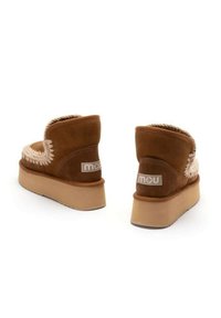 Stivali alla caviglia in suede marrone con un dettaglio texturizzato crema lungo il bordo superiore e una suola leggera color beige. Logo sul retro.