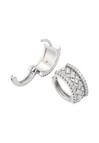 Pár stříbrných kruhových náušnic s tkaným vzorem, lemovaných malými čirými drahokamy, jedna otevřená s viditelným uzamykacím mechanismem.