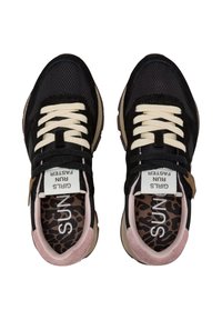 Un paio di sneakers nere e rosa con lacci bianchi, solette in stampa leopardata e il testo "LE RAGAZZE CORRONO PIÙ VELOCE" sulle etichette della linguetta.