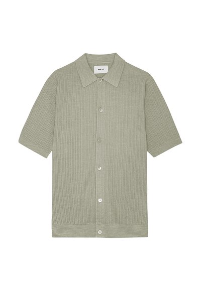 Cardigan maglia grigio chiaro a manica corta con chiusura frontale con bottoni e colletto appuntito, caratterizzato da una texture a coste.