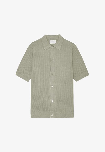Cardigan maglia grigio chiaro a manica corta con chiusura frontale con bottoni e colletto appuntito, caratterizzato da una texture a coste.