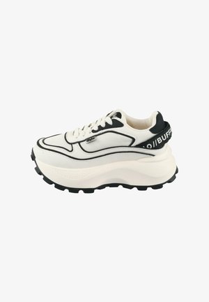 Stämmige weiße Sneaker mit schwarzen Akzenten, Obermaterial aus Synthetik, Schnürverschluss, strukturierte Sohle und schwarzes, kontrastierendes Logo an der Ferse.