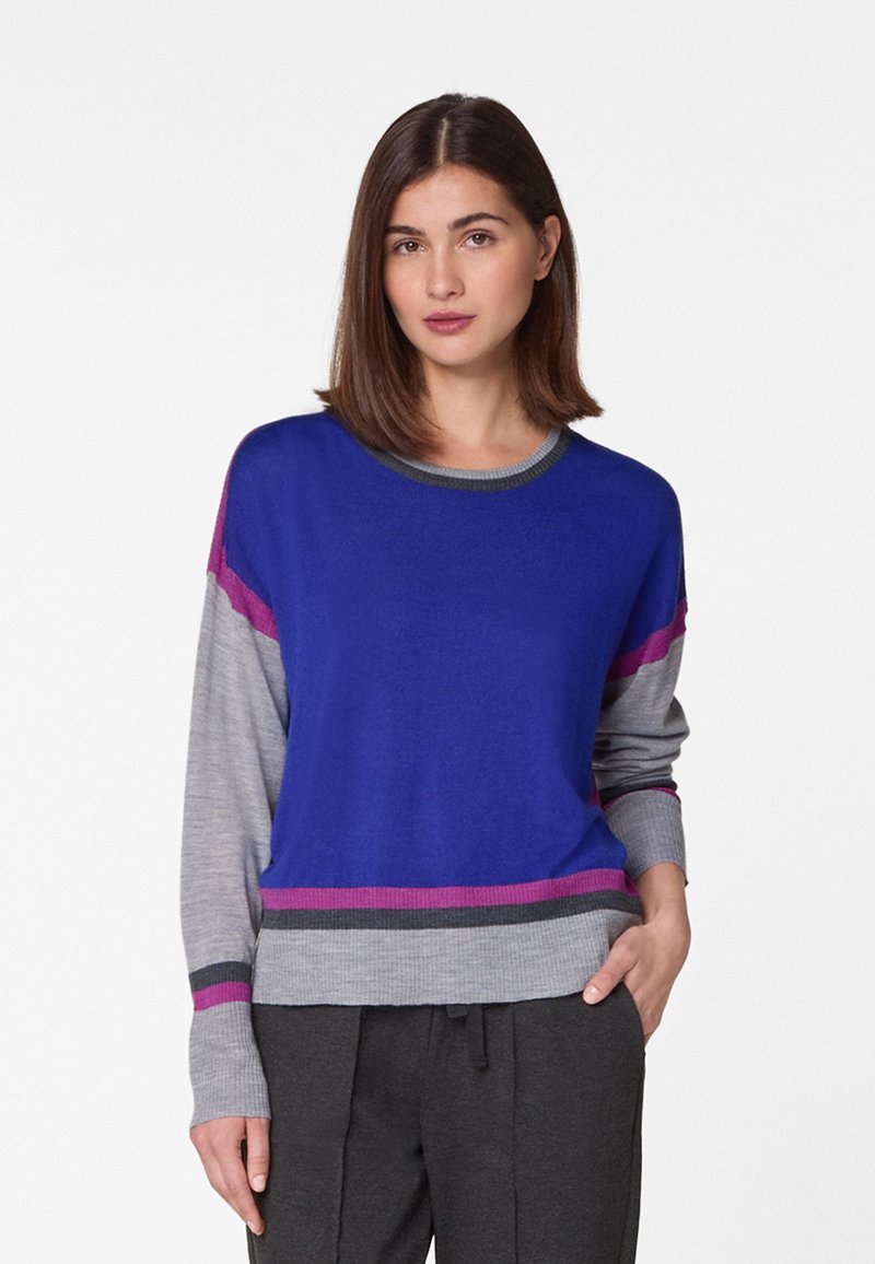 Blau- und grauer gestrickter Pullover mit pinken und lilanen Streifen, runder Hals, und gerippten Bündchen und Saum. Weicher Stoff; lockere Passform.