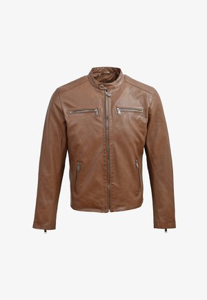 Chaqueta de motocicleta de cuero marrón con cuello alzado, dos cremalleras en el pecho y bolsillos laterales con cremallera. Textura suave y diseño ajustado.