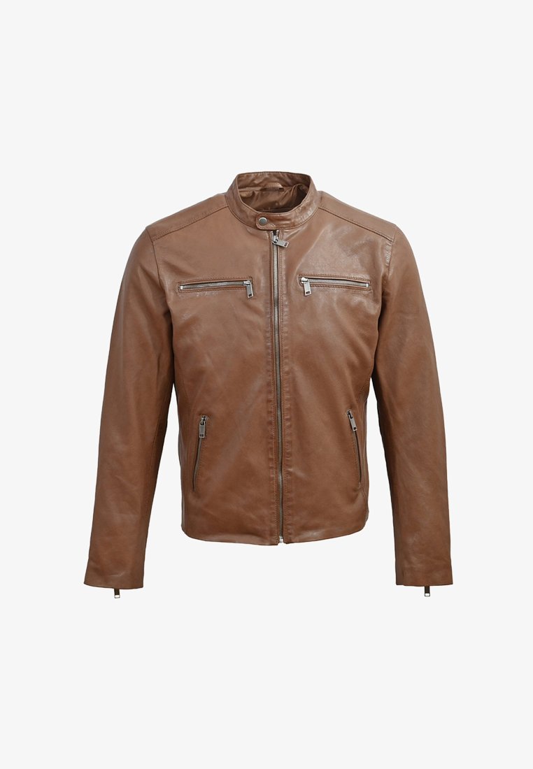 Veste de moto en cuir marron avec un col montant, deux zips à la poitrine et des poches zippées sur le côté. Texture lisse et design ajusté.