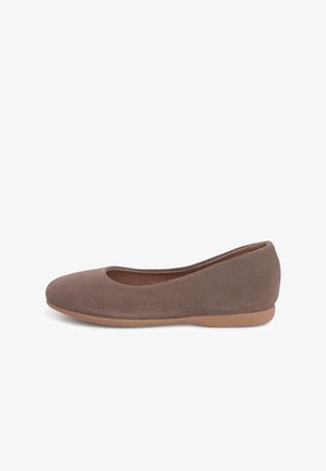 Chaussure plate en suède marron avec un bout rond découpé. Le design présente un petit talon et un dessus lisse et texturé. Silhouette légère et simple.