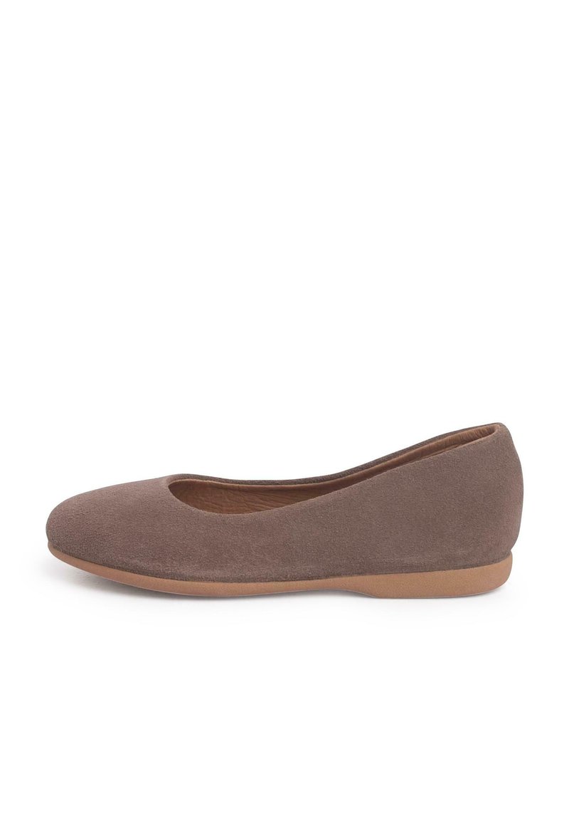 Zapato plano de ante marrón con punta redonda y corte. El diseño cuenta con un tacón bajo y un upper suave y texturizado. Silueta ligera y sencilla.