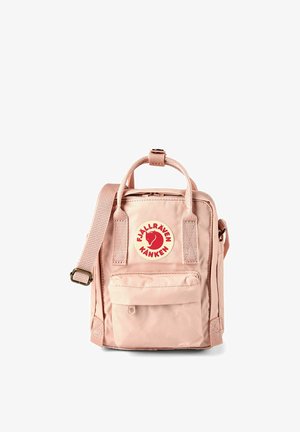 Hellrosa Fjällräven Kånken Rucksack mit oberen Griffen, verstellbarem Schulterriemen, vorderer Reißverschlusstasche und rundem rotem Logoaufnäher auf weißem Hintergrund.