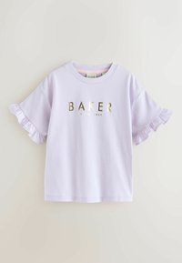 Lilla lühikese varrukaga T-särk rippuvate varrukatega ja kuldfoiliga "BAKER" logo. Pehme puuvillane segu, millel on mugav lõige.