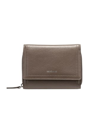 Kompakte, grau-braune Geldbörse aus strukturiertem Leder mit Klappverschluss und sichtbarem Markennamen "MATTEI", der mittig auf der Vorderseite geprägt ist.