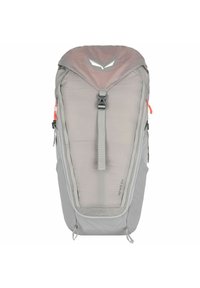 Mochila gris con un acabado texturizado, tapa superior, hebilla central y cremalleras laterales. Presenta detalles en naranja y un logo distintivo en la parte superior.