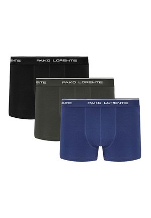 Trzy pary bokserek w kolorze czarnym, oliwkowym i granatowym. Każda z nich ma elastyczny pasek z logo w kontrastowym kolorze.