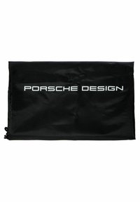 Bolsa de tela negra con el logo "PORSCHE DESIGN" en texto blanco. Forma rectangular con textura suave y cierre de cordón.
