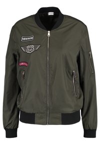 Giubbotto bomber verde oliva con zip frontale, polsini a costine e diverse toppe, tra cui "ROUTE 66" e altri dettagli ricamati.