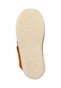 Suola di scarpa con una superficie in gomma bianca testurizzata, caratterizzata da un motivo ondulato e il marchio in rilievo "Victoria 27". I bordi sono arrotondati.