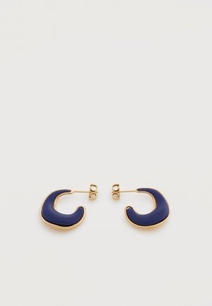 Boucles d'oreilles créoles en or avec des formes irrégulières de croissant remplies d'émail bleu foncé brillant, présentées sur un fond blanc.