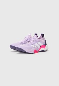 Pantofi sport violet deschis din materiale sintetice și plasă texturată. Prezintă dungi albe, accente roz și o talpă amortizată.