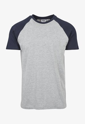 Hallakki lühikeste varrukatega T-särk, millel on raglanidisain. Tumedate siniste varrukatega, ümar kaelus, valmistatud puuvillast, sileda tekstuuri ja vabalt liigeldava sobivusega.